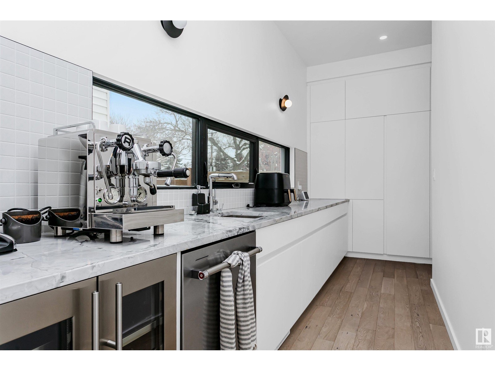 Property at 9952 82 ST NW image 3