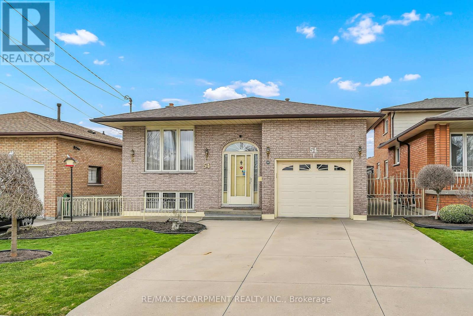 54 Ridley Drive, Hamilton (Quinndale), Ontario  L8W 1J2 - Photo 1 - X12094251
