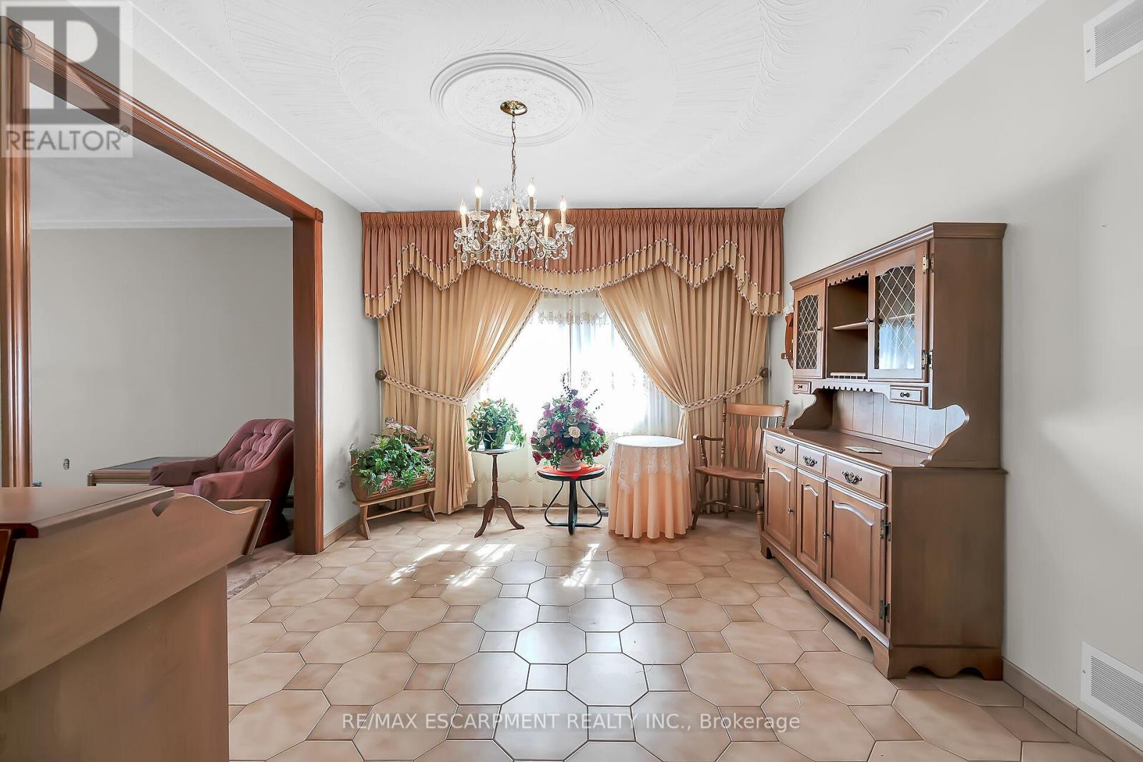 54 Ridley Drive, Hamilton (Quinndale), Ontario  L8W 1J2 - Photo 12 - X12094251