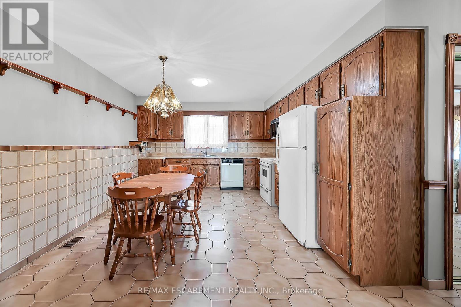 54 Ridley Drive, Hamilton (Quinndale), Ontario  L8W 1J2 - Photo 14 - X12094251
