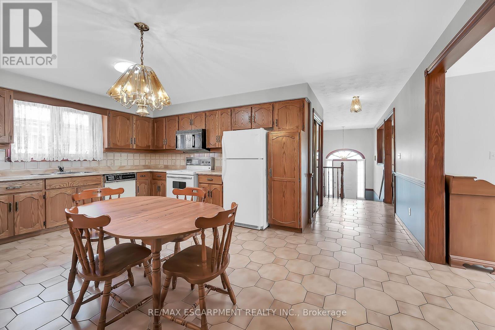 54 Ridley Drive, Hamilton (Quinndale), Ontario  L8W 1J2 - Photo 15 - X12094251