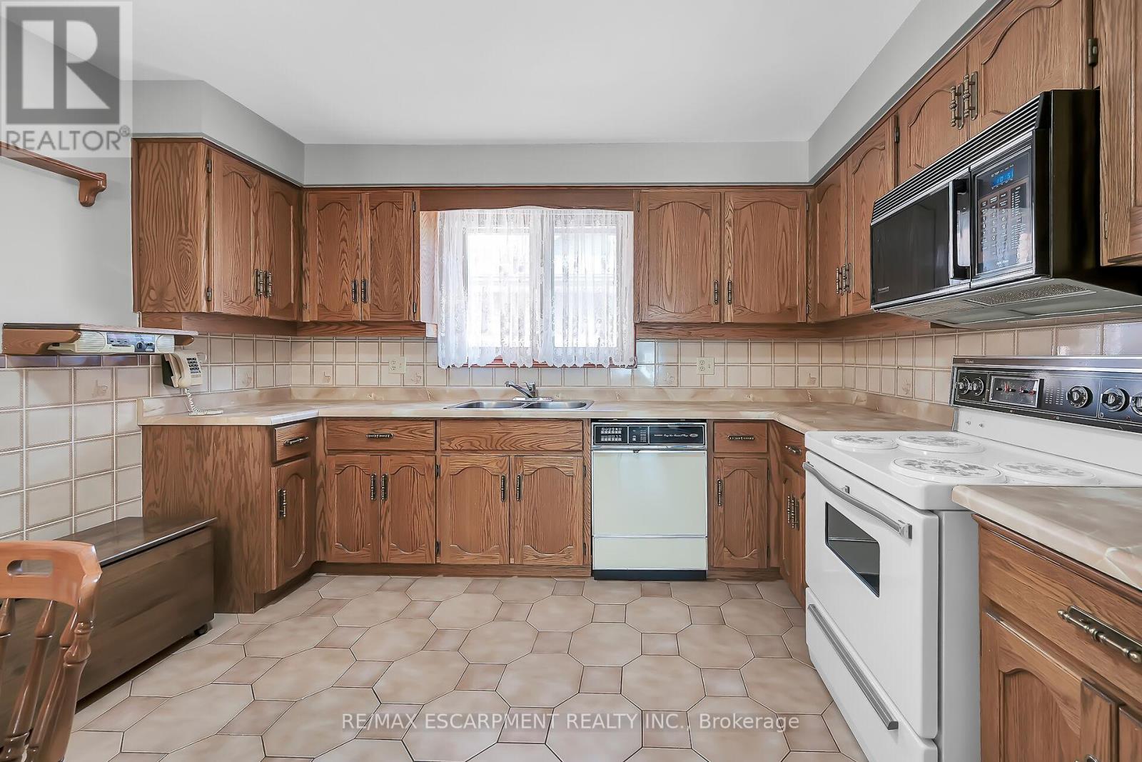 54 Ridley Drive, Hamilton (Quinndale), Ontario  L8W 1J2 - Photo 16 - X12094251