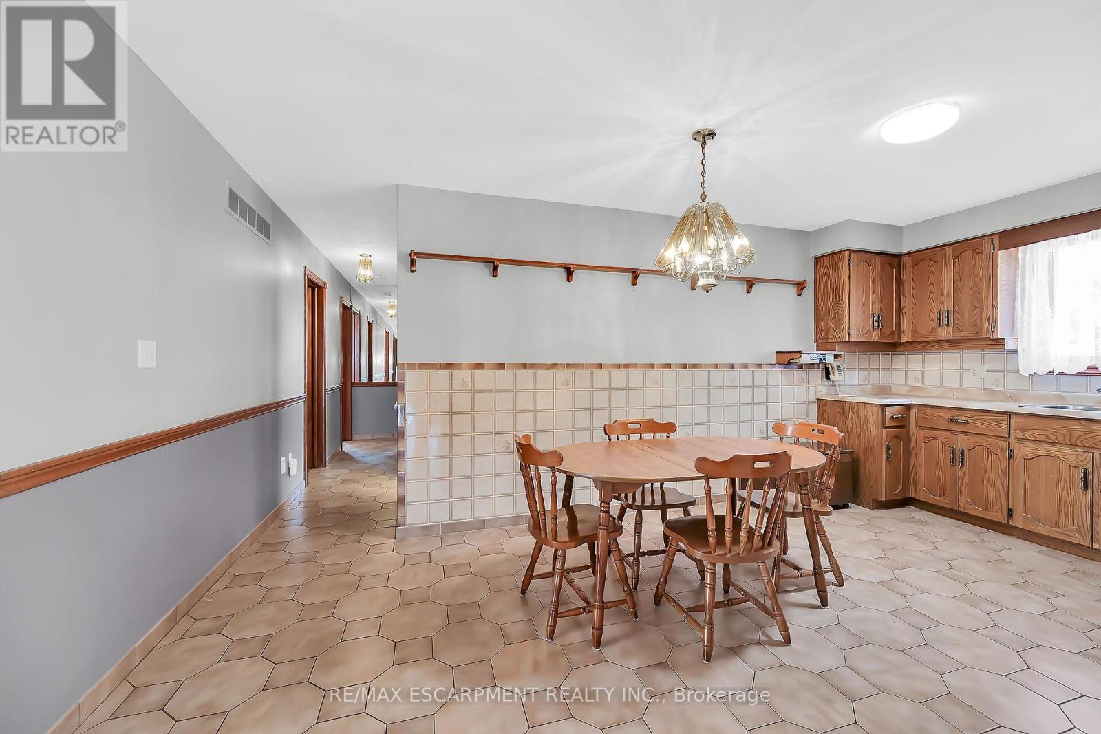 54 Ridley Drive, Hamilton (Quinndale), Ontario  L8W 1J2 - Photo 17 - X12094251