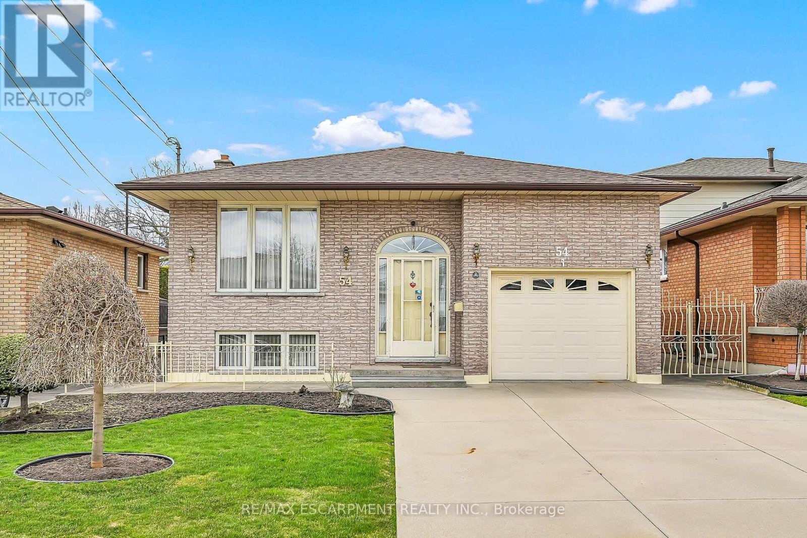 54 Ridley Drive, Hamilton (Quinndale), Ontario  L8W 1J2 - Photo 2 - X12094251