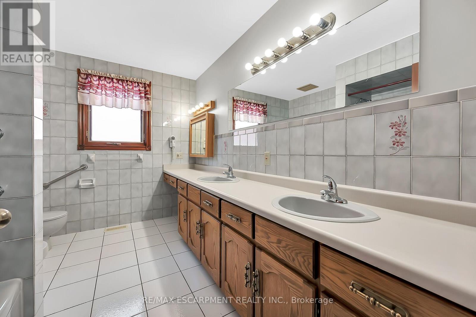 54 Ridley Drive, Hamilton (Quinndale), Ontario  L8W 1J2 - Photo 24 - X12094251