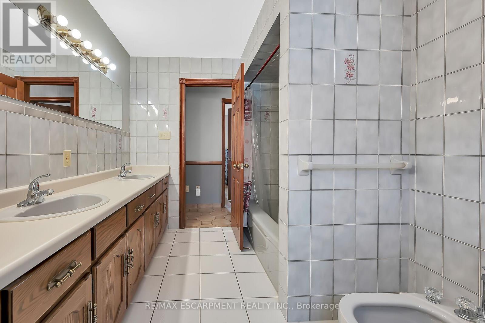 54 Ridley Drive, Hamilton (Quinndale), Ontario  L8W 1J2 - Photo 25 - X12094251