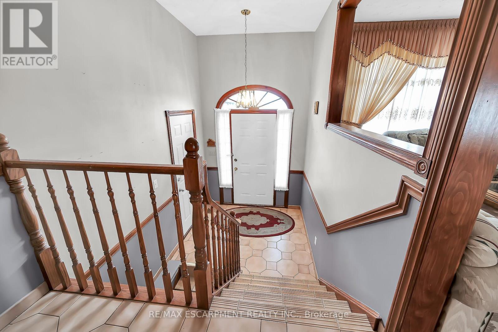 54 Ridley Drive, Hamilton (Quinndale), Ontario  L8W 1J2 - Photo 5 - X12094251