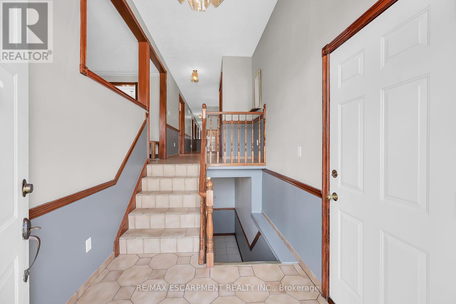 54 Ridley Drive, Hamilton (Quinndale), Ontario  L8W 1J2 - Photo 6 - X12094251