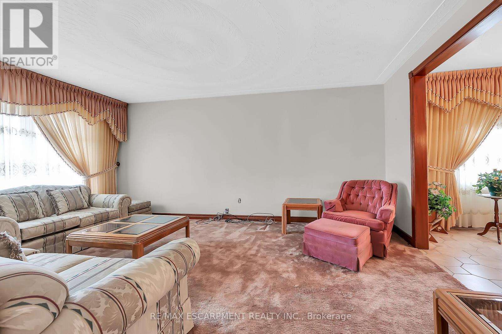 54 Ridley Drive, Hamilton (Quinndale), Ontario  L8W 1J2 - Photo 8 - X12094251