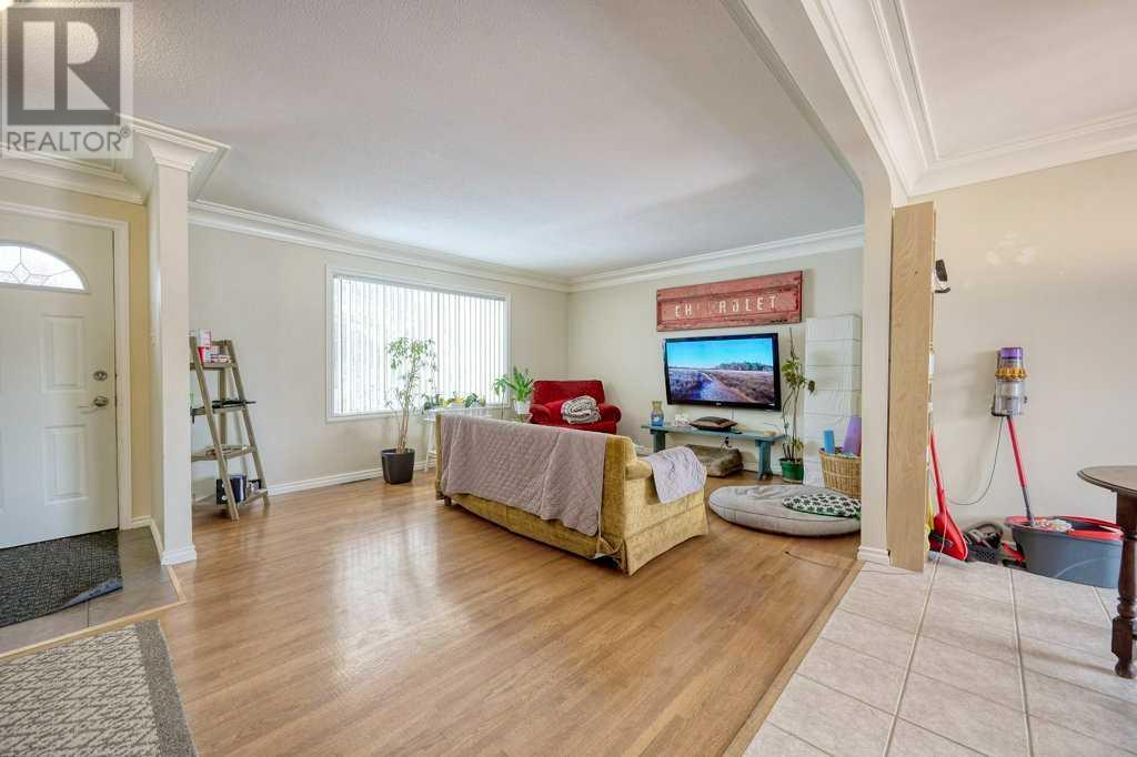 Property at 27 Atlanta Crescent SE image 5