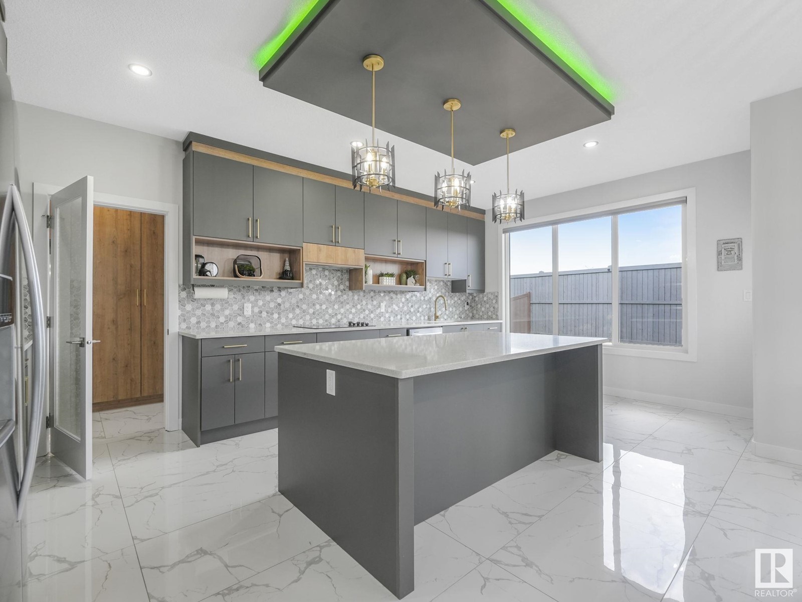 Property at 1104 152 AV NW image 4