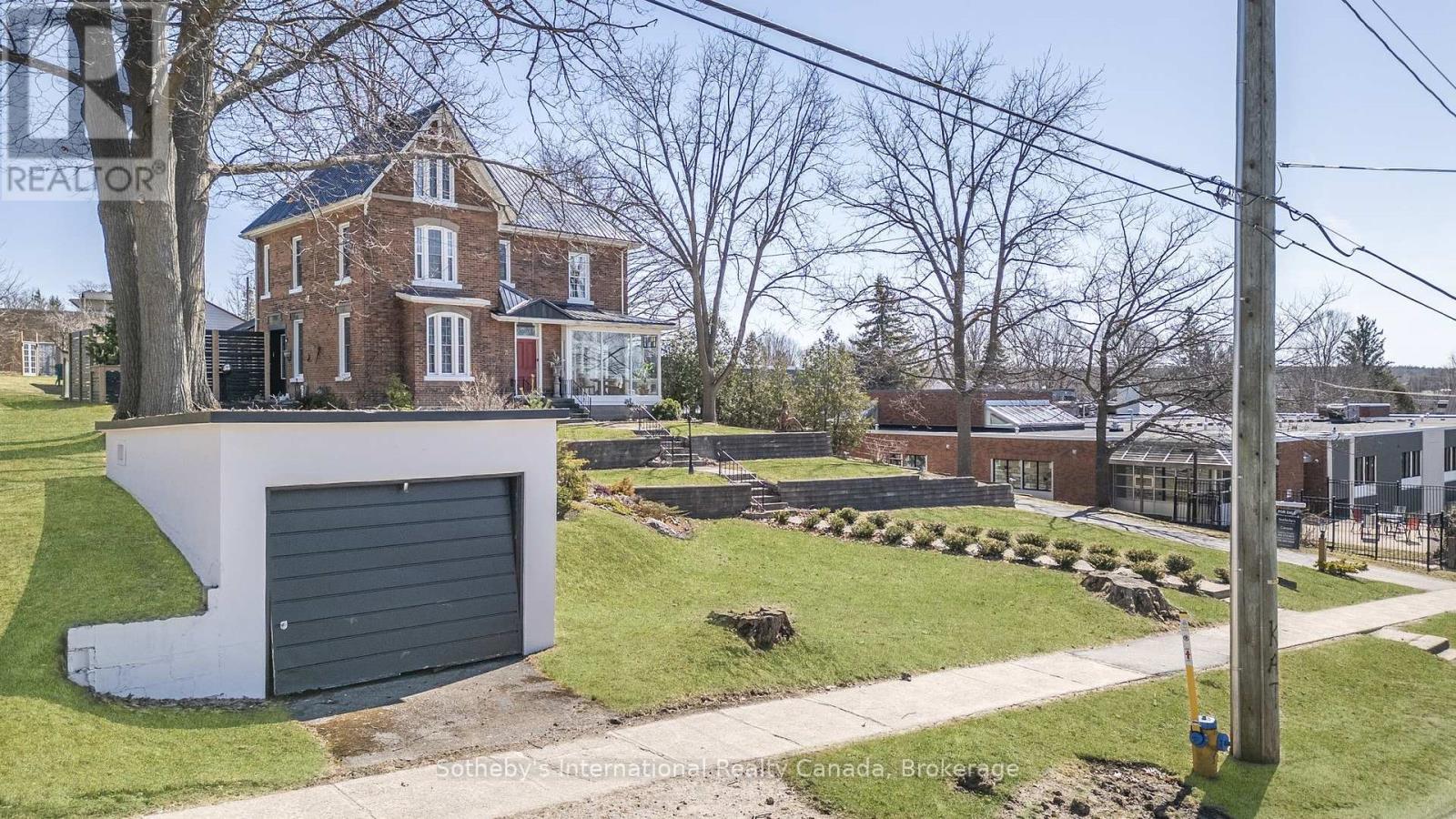 26 Robert Street E, Penetanguishene, Ontario  L9M 1K7 - Photo 3 - S12085685