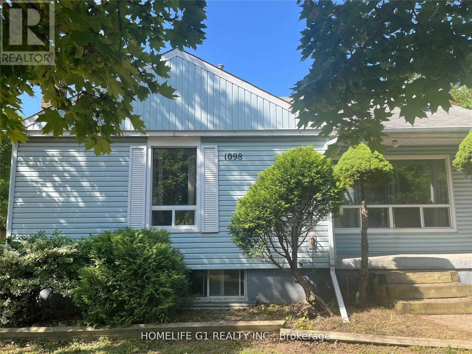 1098 Kent Avenue, Oakville, Ontario  L6H 1Z8 - Photo 1 - W12094349