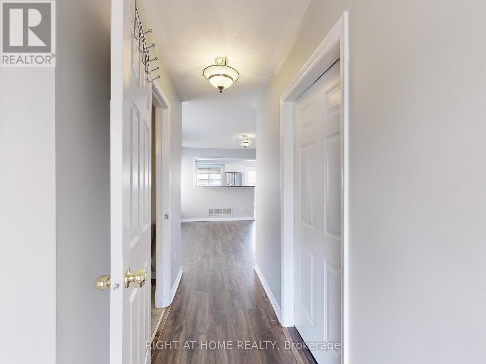 21 Dunlop Court E, Brampton (Fletcher's Meadow), Ontario  L6X 4Z8 - Photo 19 - W12094444