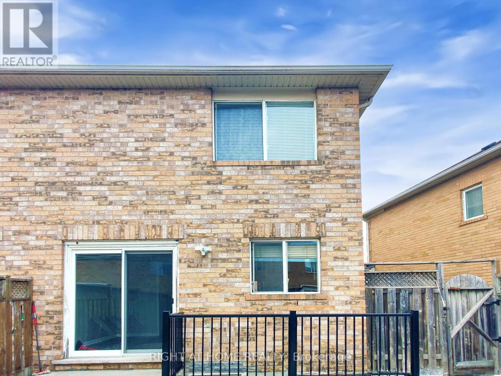 21 Dunlop Court E, Brampton (Fletcher's Meadow), Ontario  L6X 4Z8 - Photo 33 - W12094444