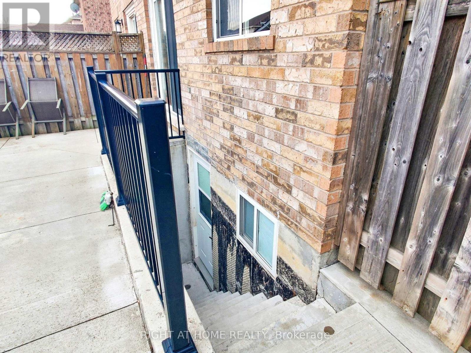 21 Dunlop Court E, Brampton (Fletcher's Meadow), Ontario  L6X 4Z8 - Photo 37 - W12094444