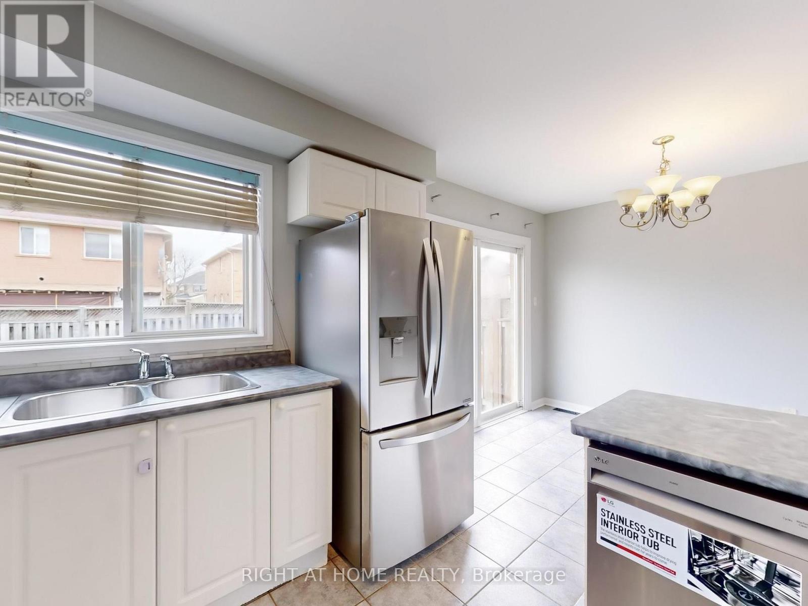 21 Dunlop Court E, Brampton (Fletcher's Meadow), Ontario  L6X 4Z8 - Photo 7 - W12094444
