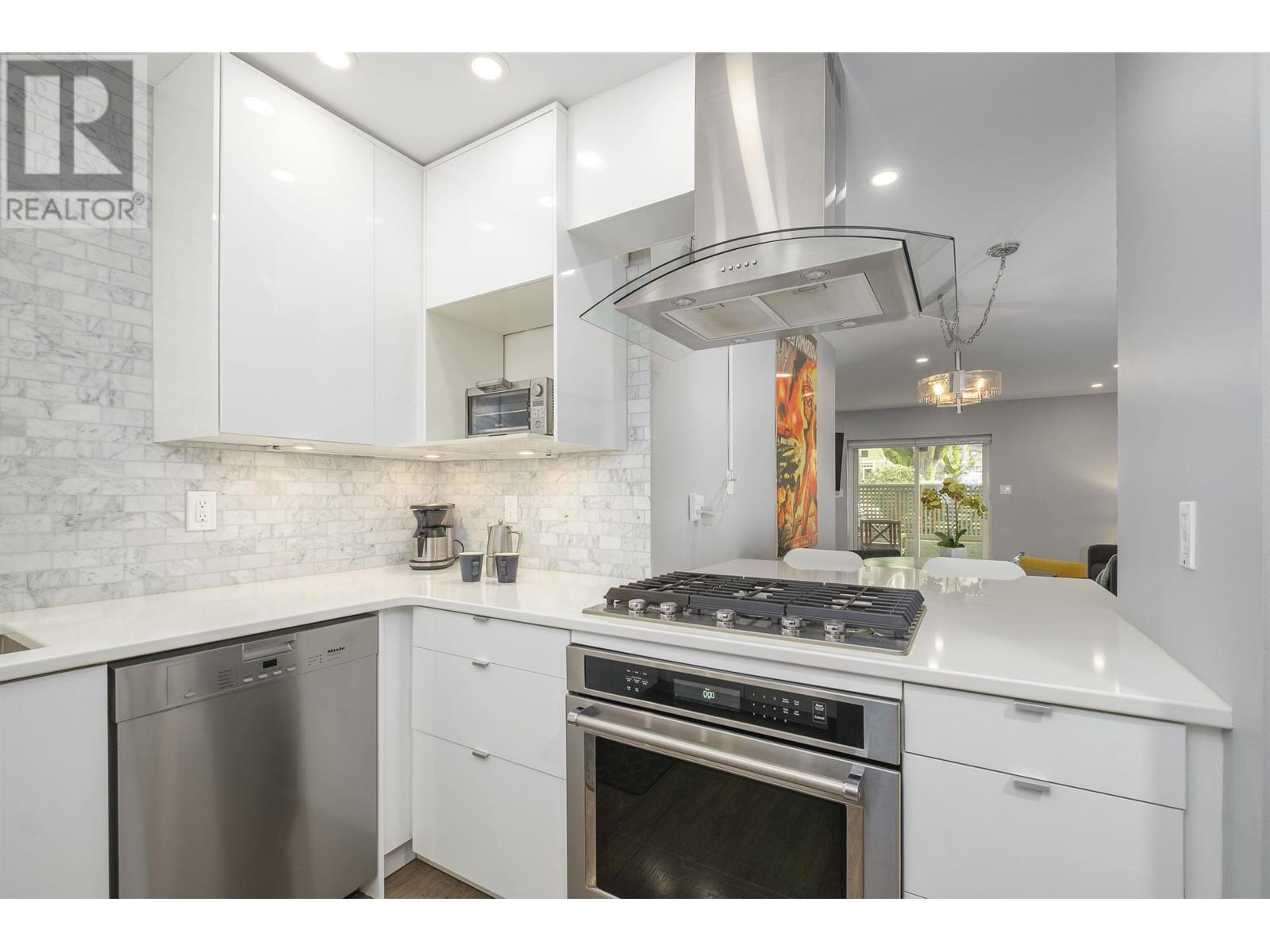 Listing Picture 13 of 34 : 2433 W 6TH AVENUE, Vancouver / 溫哥華 - 魯藝地產 Yvonne Lu Group - MLS Medallion Club Member