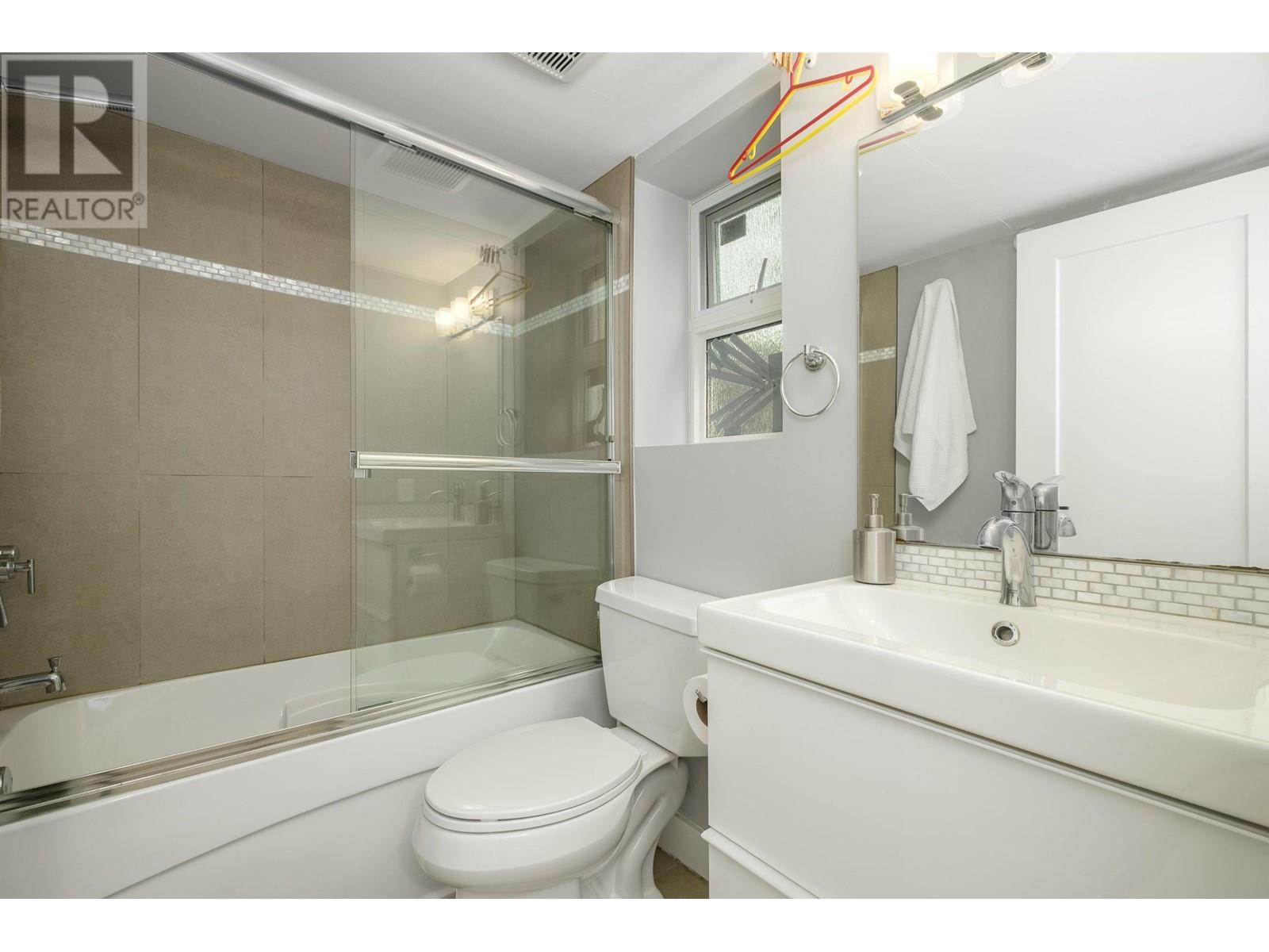 Listing Picture 22 of 34 : 2433 W 6TH AVENUE, Vancouver / 溫哥華 - 魯藝地產 Yvonne Lu Group - MLS Medallion Club Member