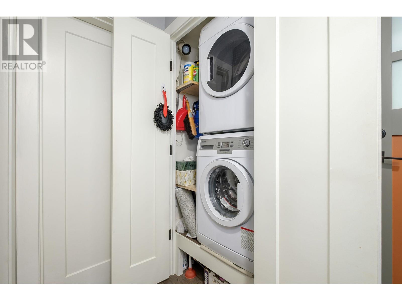 Listing Picture 24 of 34 : 2433 W 6TH AVENUE, Vancouver / 溫哥華 - 魯藝地產 Yvonne Lu Group - MLS Medallion Club Member