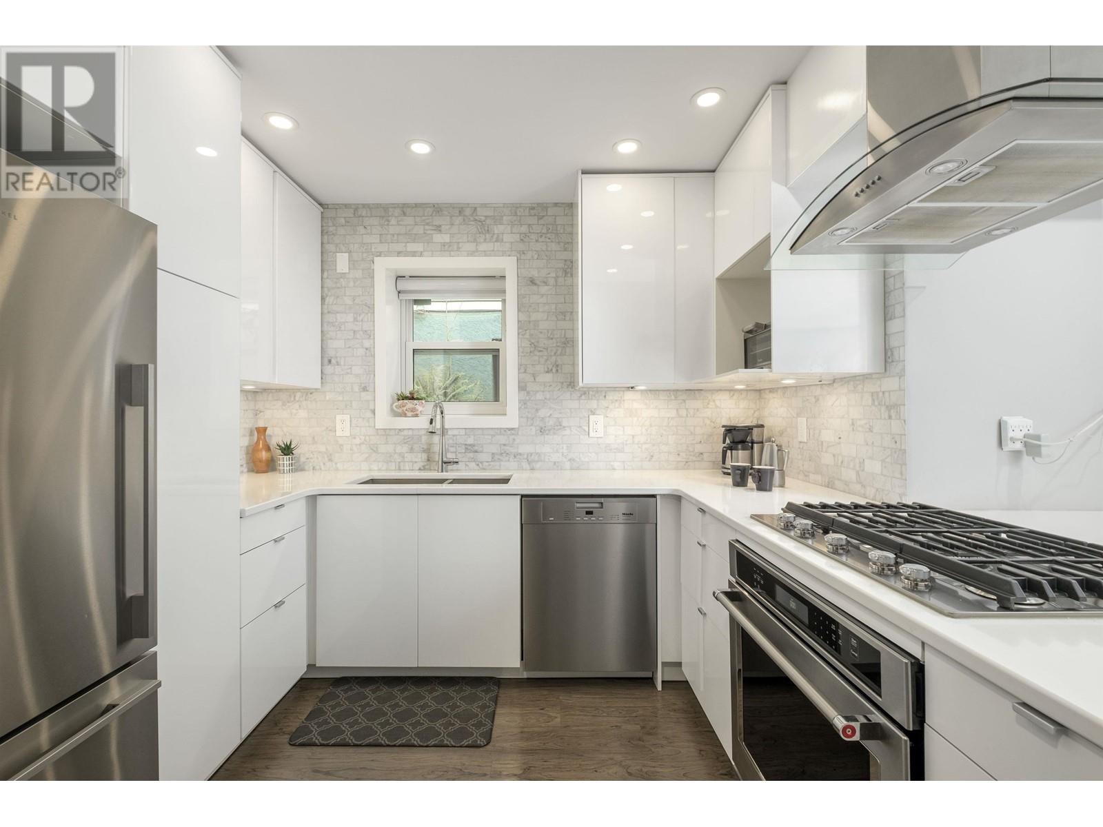 Listing Picture 12 of 34 : 2433 W 6TH AVENUE, Vancouver / 溫哥華 - 魯藝地產 Yvonne Lu Group - MLS Medallion Club Member