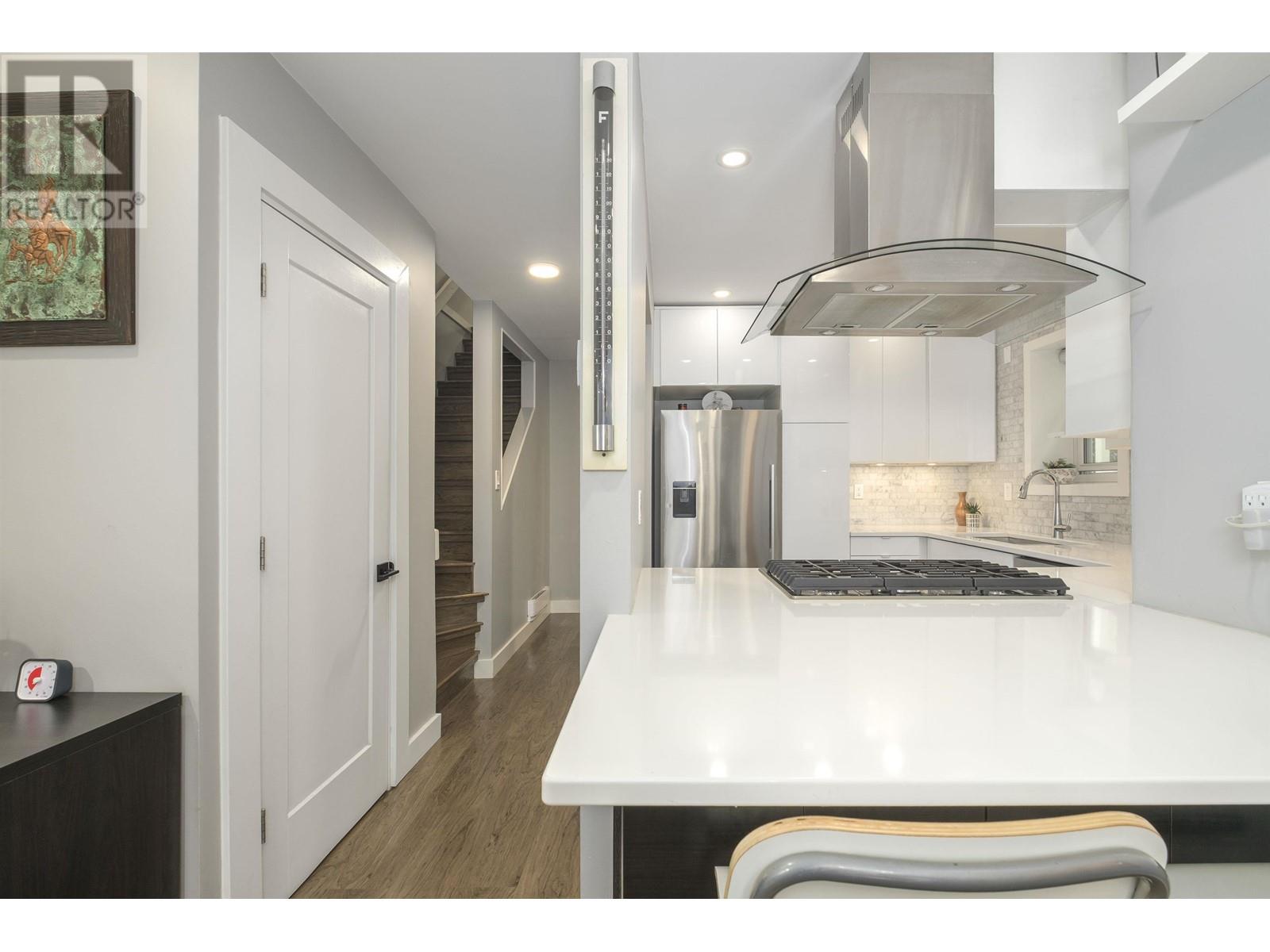 Listing Picture 15 of 34 : 2433 W 6TH AVENUE, Vancouver / 溫哥華 - 魯藝地產 Yvonne Lu Group - MLS Medallion Club Member