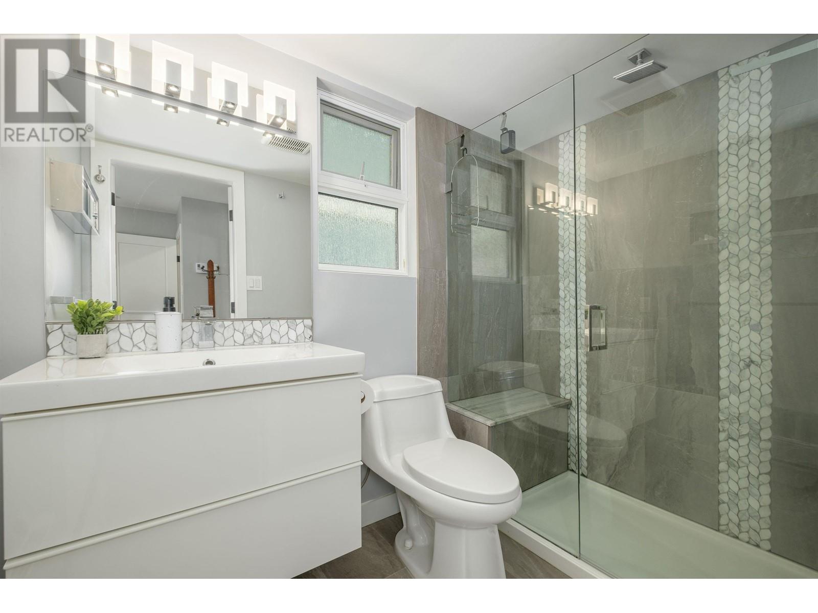 Listing Picture 18 of 34 : 2433 W 6TH AVENUE, Vancouver / 溫哥華 - 魯藝地產 Yvonne Lu Group - MLS Medallion Club Member