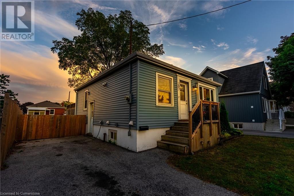 207 East 33rd Street, Hamilton, Ontario  L8V 3T7 - Photo 1 - 40712543