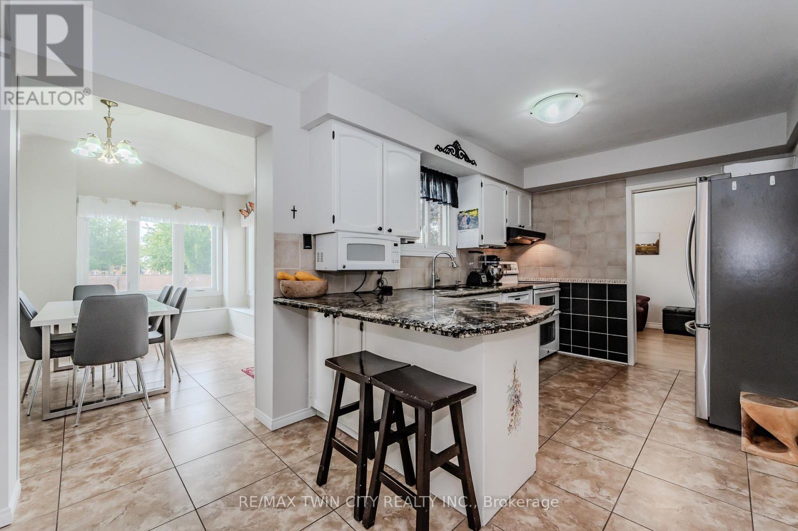 136 St Jerome Crescent, Kitchener, Ontario  N2C 2L2 - Photo 15 - X12094522
