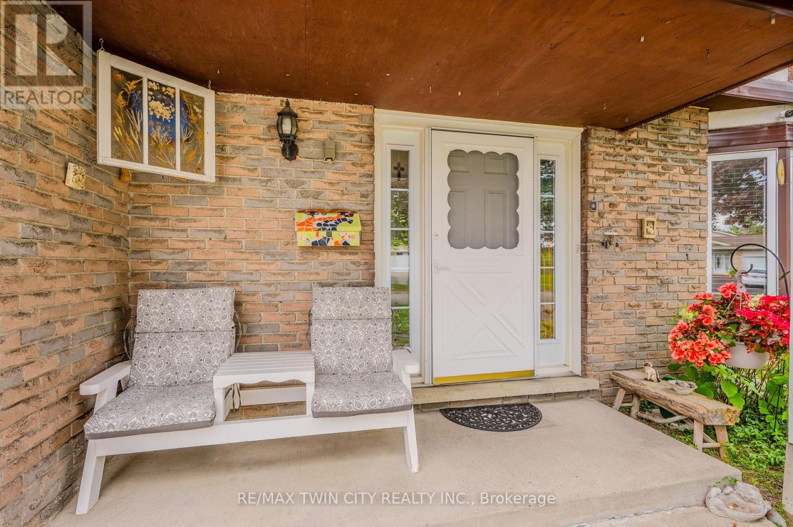 Property at 136 ST JEROME CRESCENT image 4