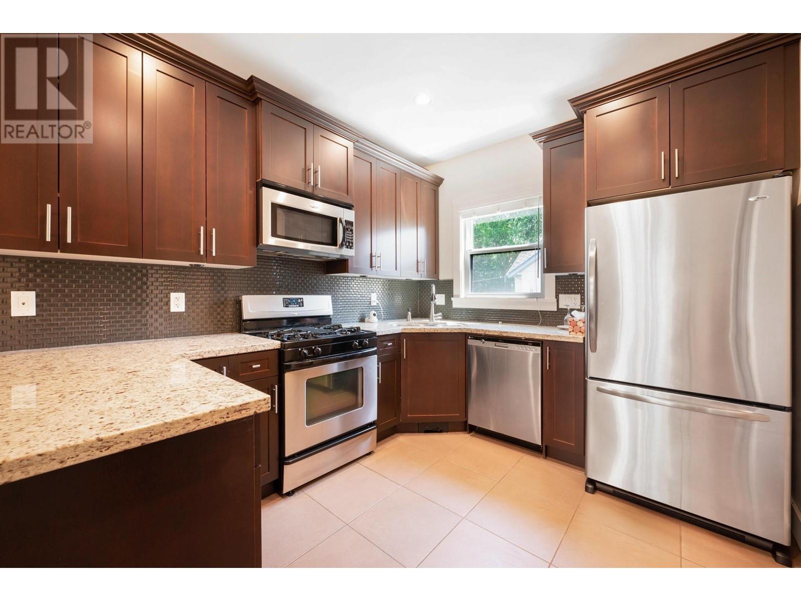 Listing Picture 8 of 19 : 2173 CHARLES STREET, Vancouver / 溫哥華 - 魯藝地產 Yvonne Lu Group - MLS Medallion Club Member