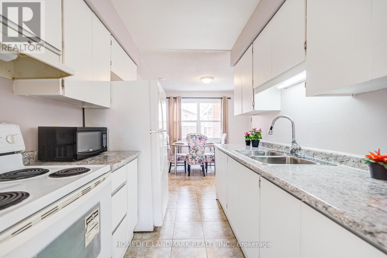 2 - 401 Keats Way, Waterloo, Ontario  N2L 5S7 - Photo 8 - X12094576