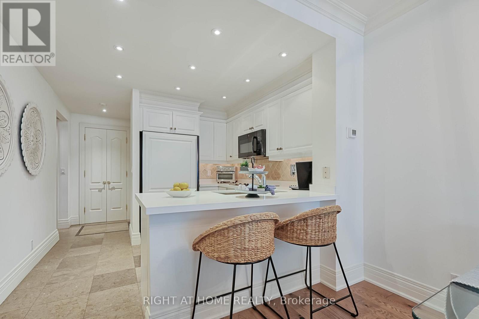 209 - 33 Delisle Avenue, Toronto, Ontario  M4V 3C7 - Photo 8 - C12094595