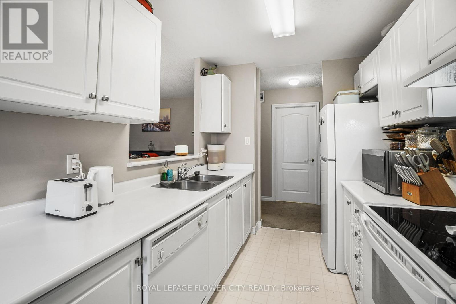 701 - 10 Dayspring Circle, Brampton, Ontario  L6P 1B9 - Photo 10 - W12094597