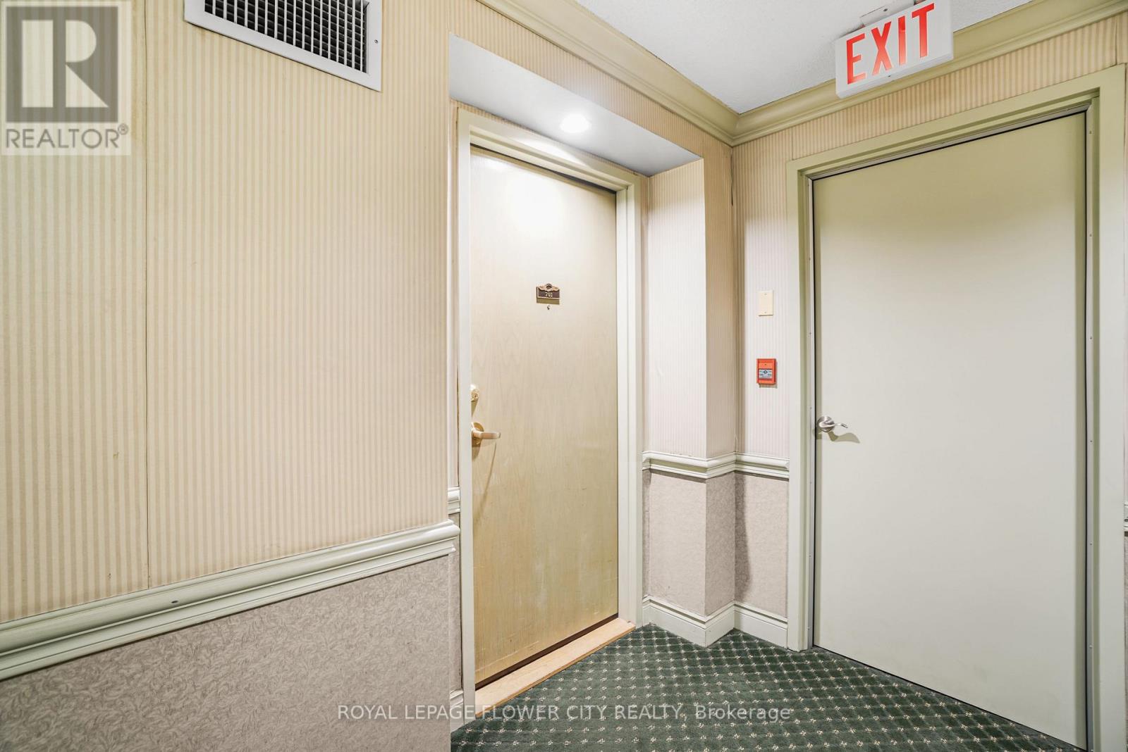 701 - 10 Dayspring Circle, Brampton, Ontario  L6P 1B9 - Photo 7 - W12094597