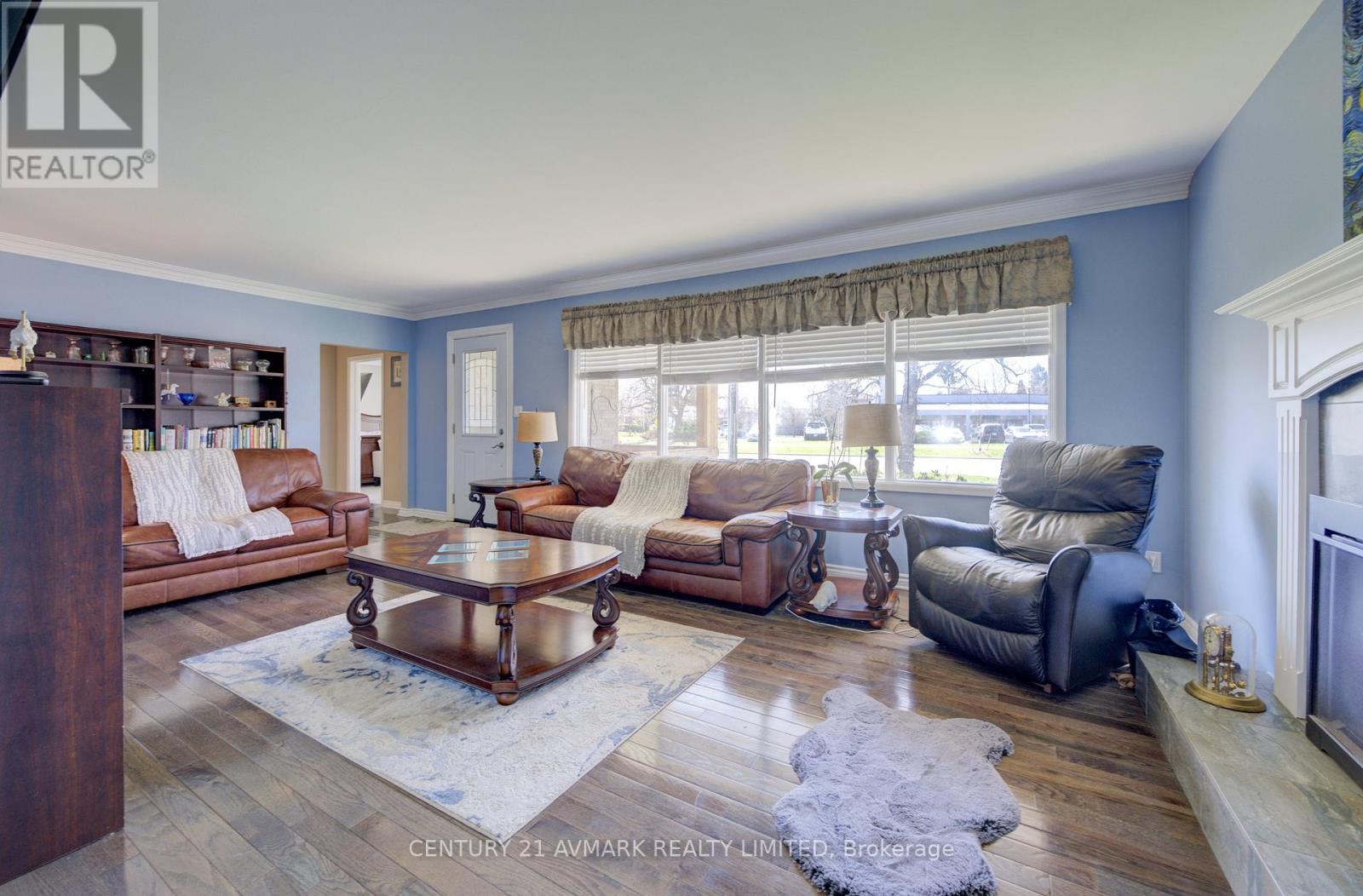 273 Lakeshore Road, St. Catharines, Ontario  L2M 1R9 - Photo 10 - X12094776
