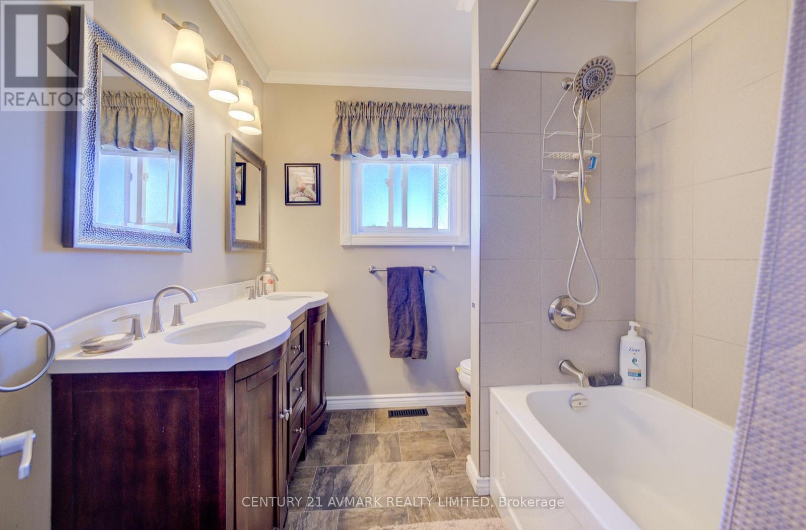 273 Lakeshore Road, St. Catharines, Ontario  L2M 1R9 - Photo 18 - X12094776