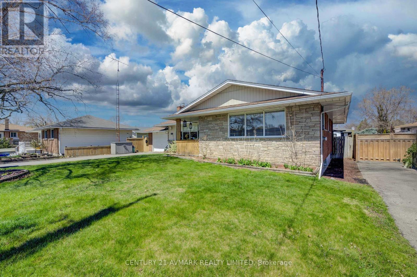 273 Lakeshore Road, St. Catharines, Ontario  L2M 1R9 - Photo 3 - X12094776