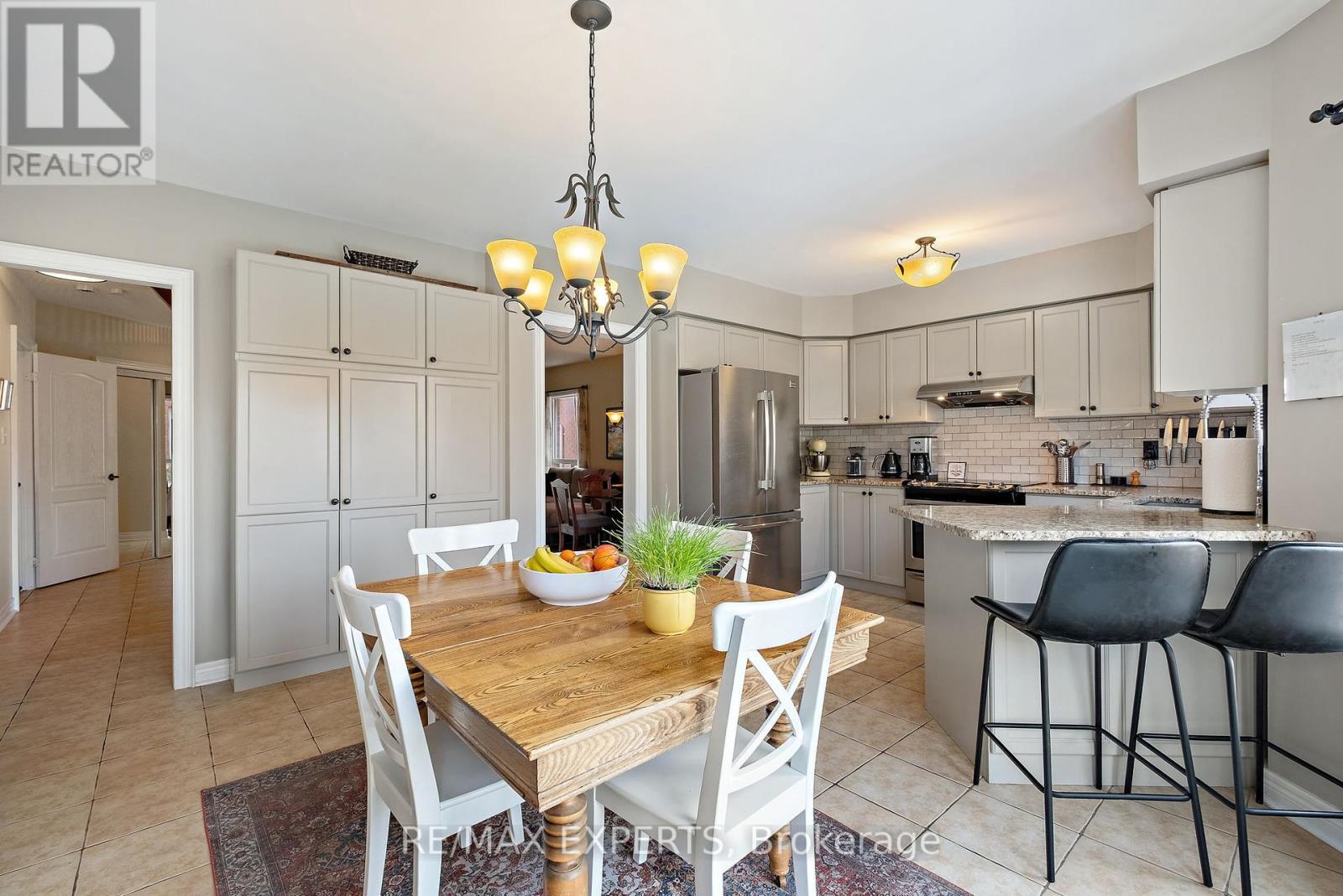 228 Sawmill Valley Drive, Newmarket (Summerhill Estates), Ontario  L3X 2W1 - Photo 6 - N12094766