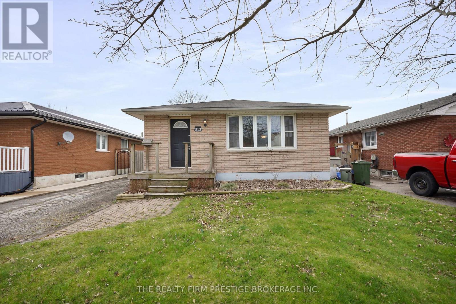 Photo 2 of 32 for 213 Highview Drive
