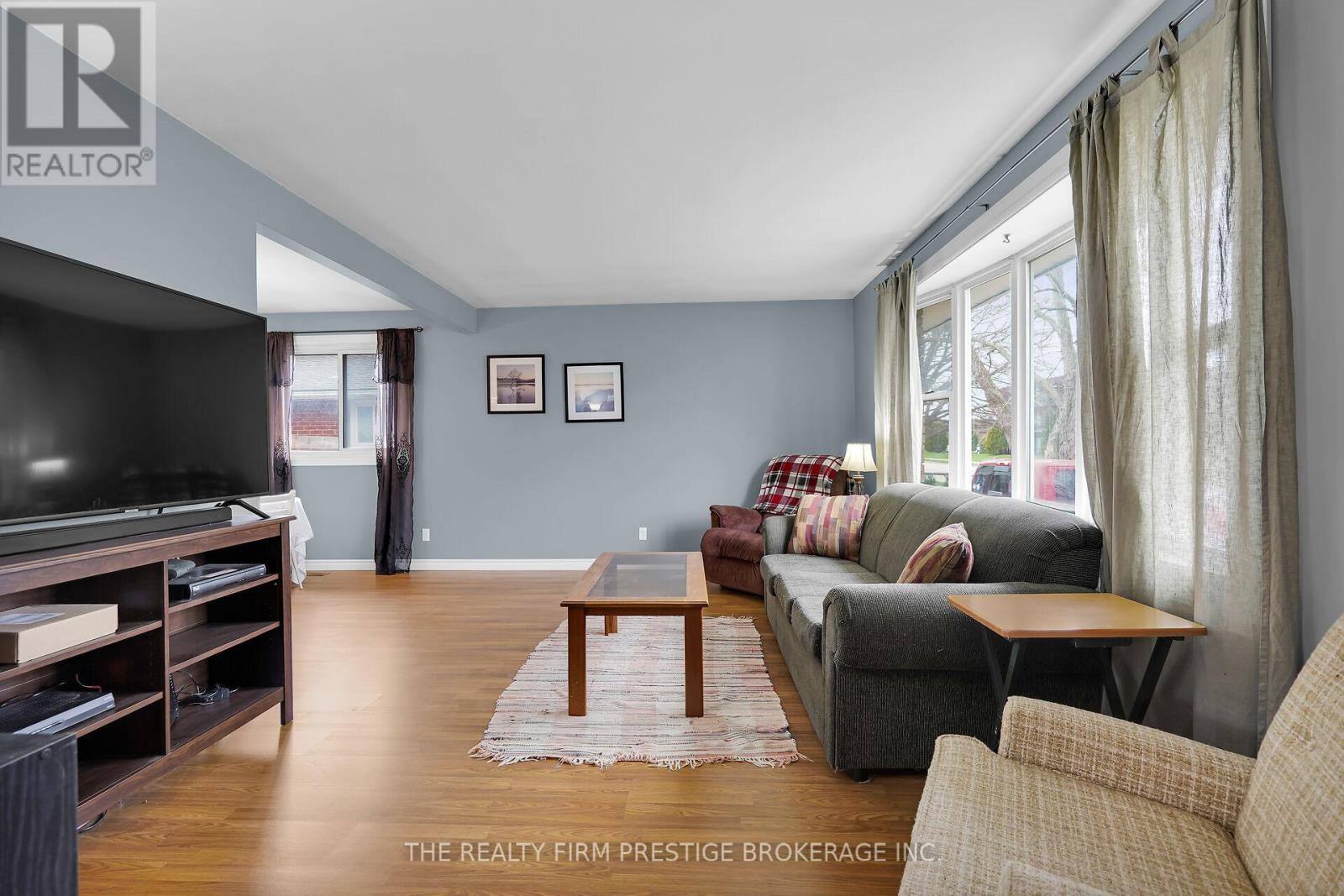 Photo 6 of 32 for 213 Highview Drive