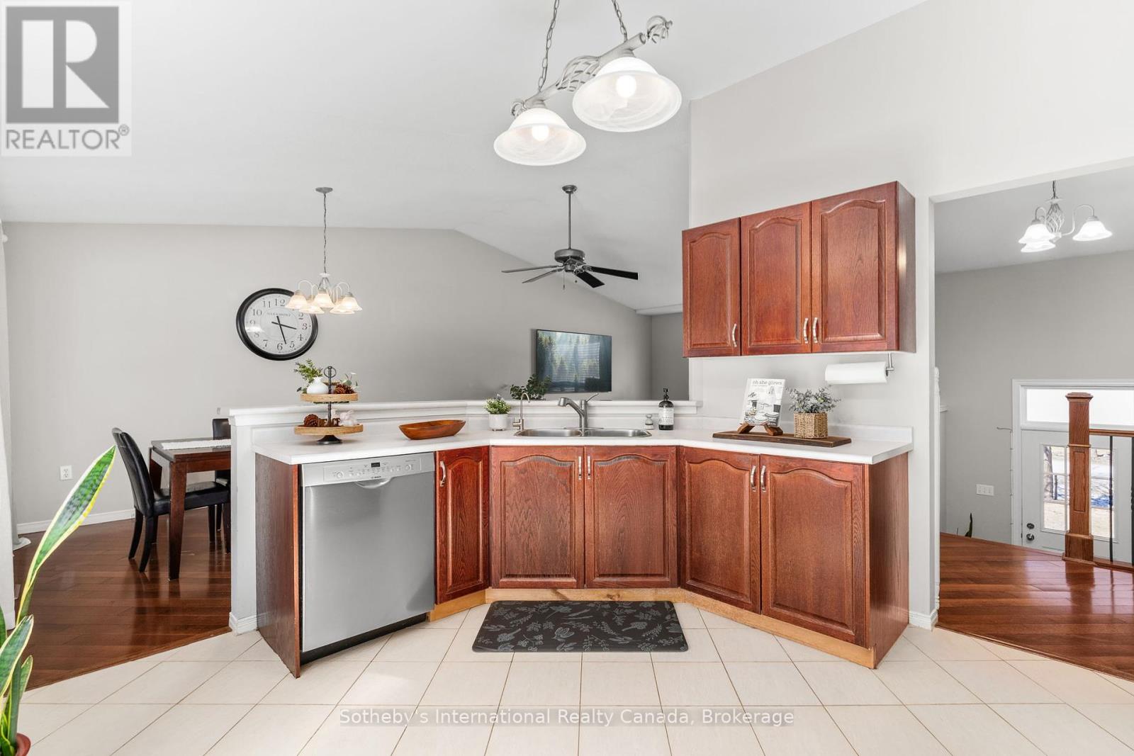 17 Sugarbush Road, Oro-Medonte, Ontario  L0K 1E0 - Photo 9 - S12094805