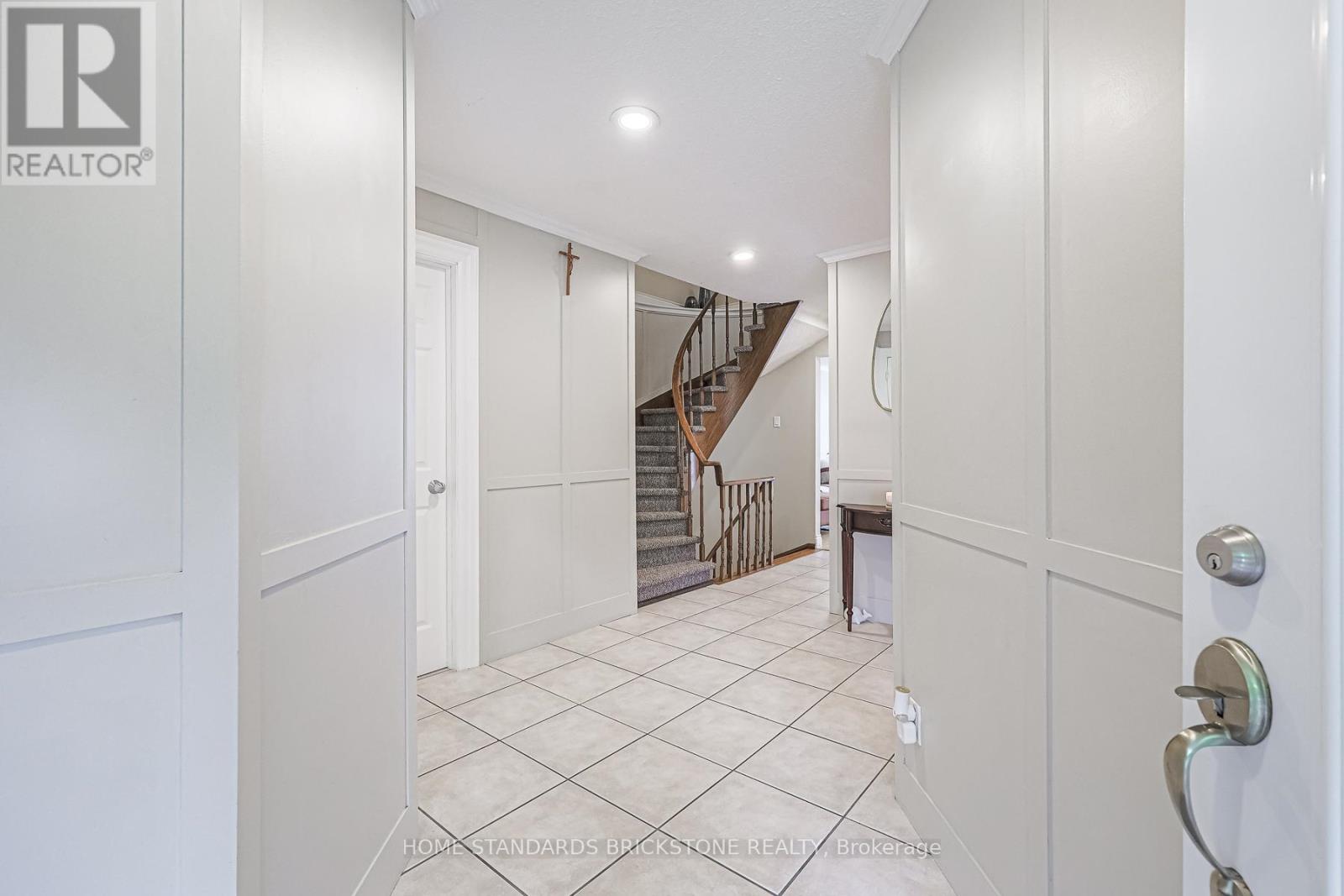 Property at 54 PETER ANDREW CRESCENT W image 4