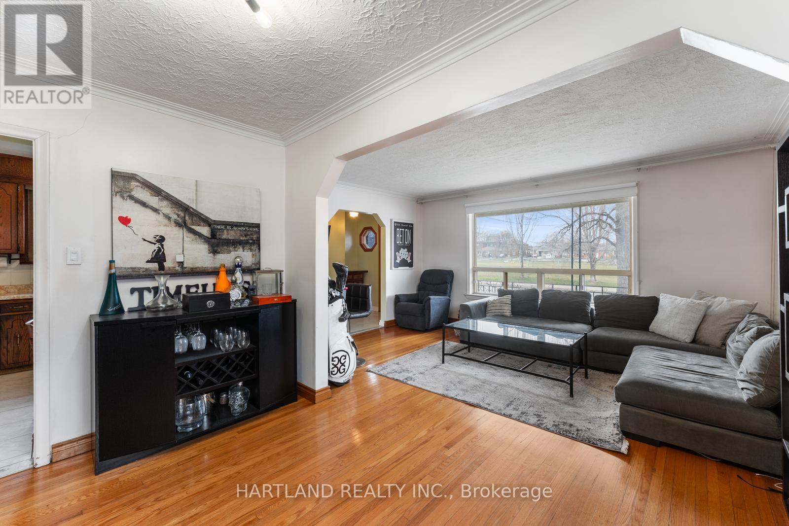9 Merriday Street, Toronto, Ontario  M8Z 1C6 - Photo 8 - W12094834