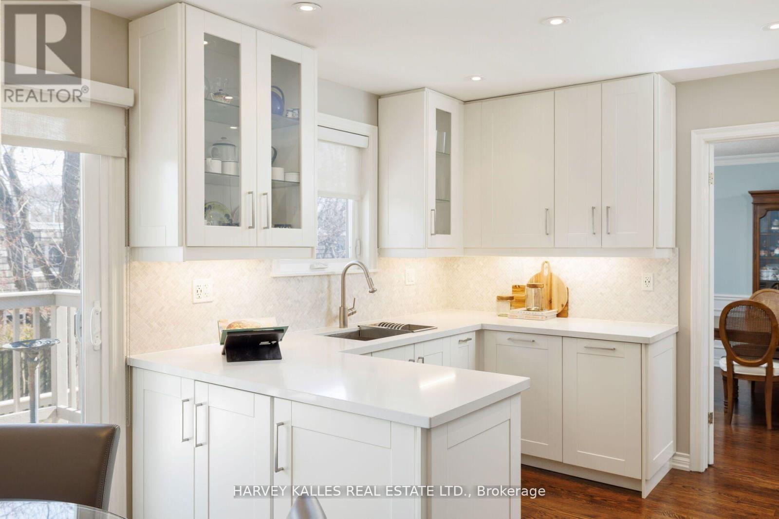 124 Abbeywood Trail, Toronto, Ontario  M3B 3B5 - Photo 11 - C12094896