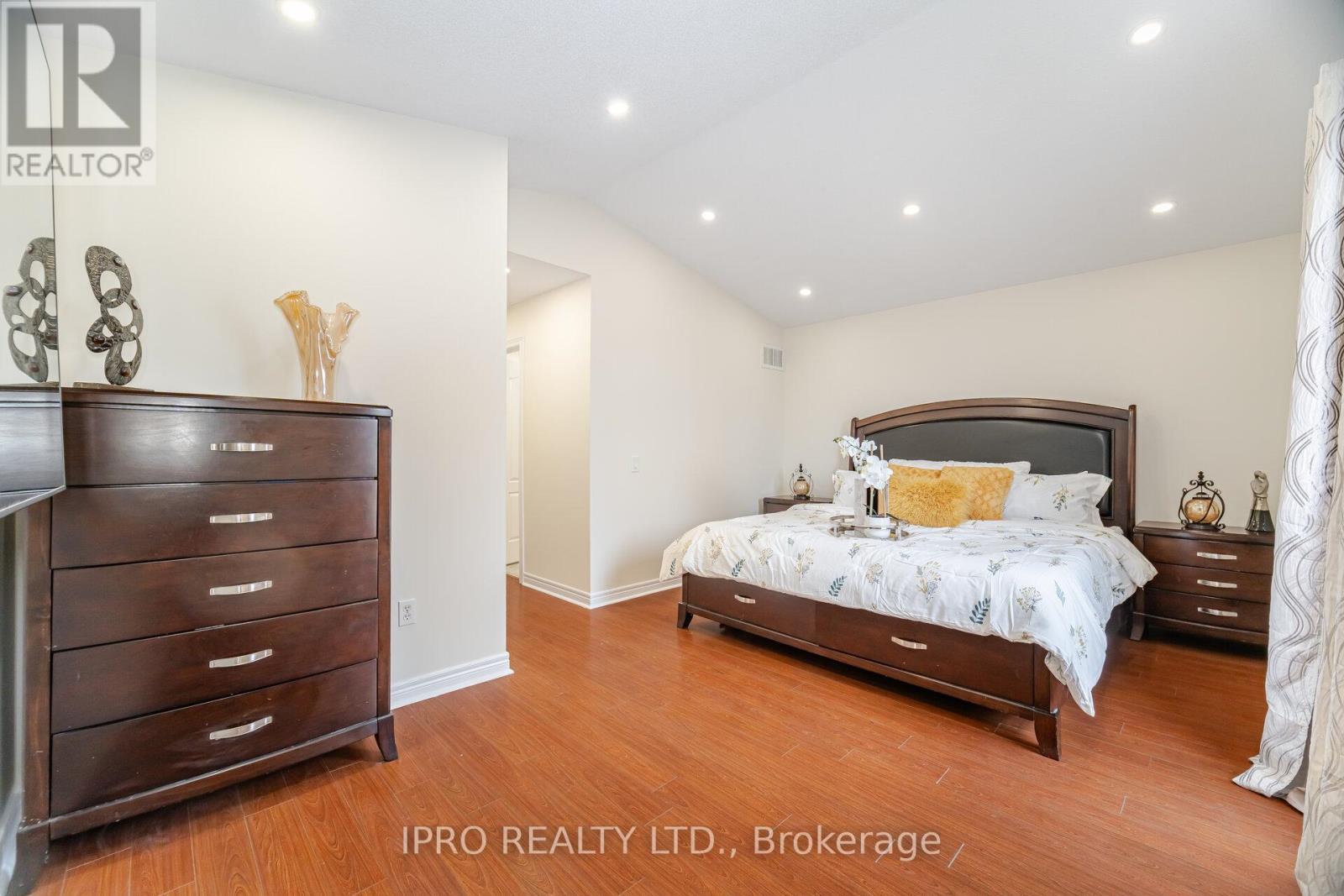 803 Khan Crescent, Mississauga, Ontario  L5V 2R2 - Photo 23 - W12094923