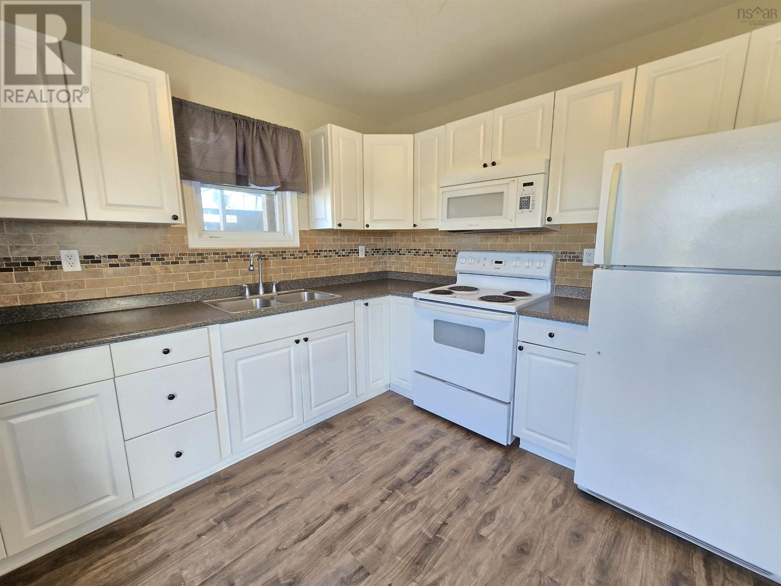 190 Brookside Street, Glace Bay, Nova Scotia  B1A 1L3 - Photo 3 - 202505223