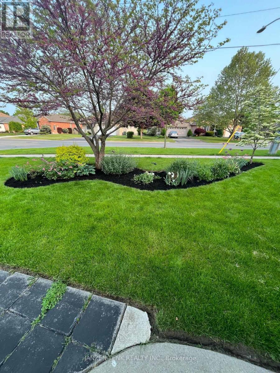 Photo 2 of 48 for 2 Rosethorn Court