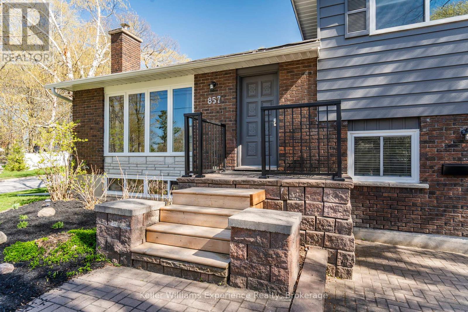 857 Victoria Street, Midland, Ontario  L4R 1B7 - Photo 3 - S12095331