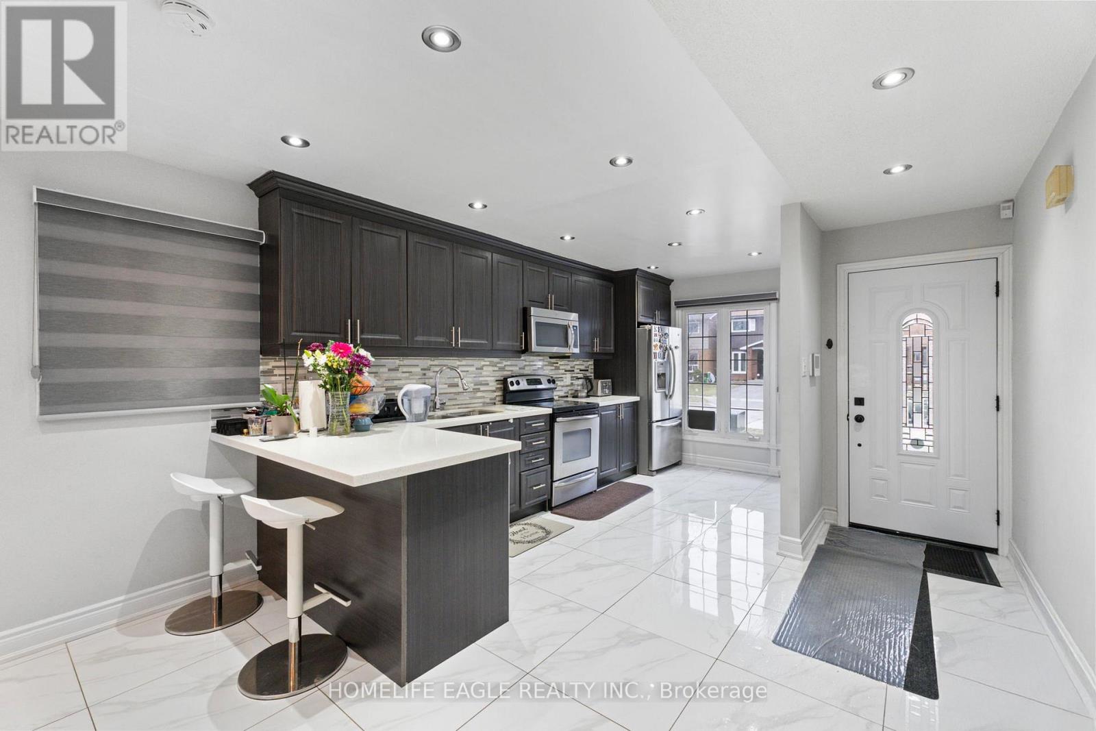 23 Lindridge Avenue, Brampton, Ontario  L6S 3W7 - Photo 2 - W12095098